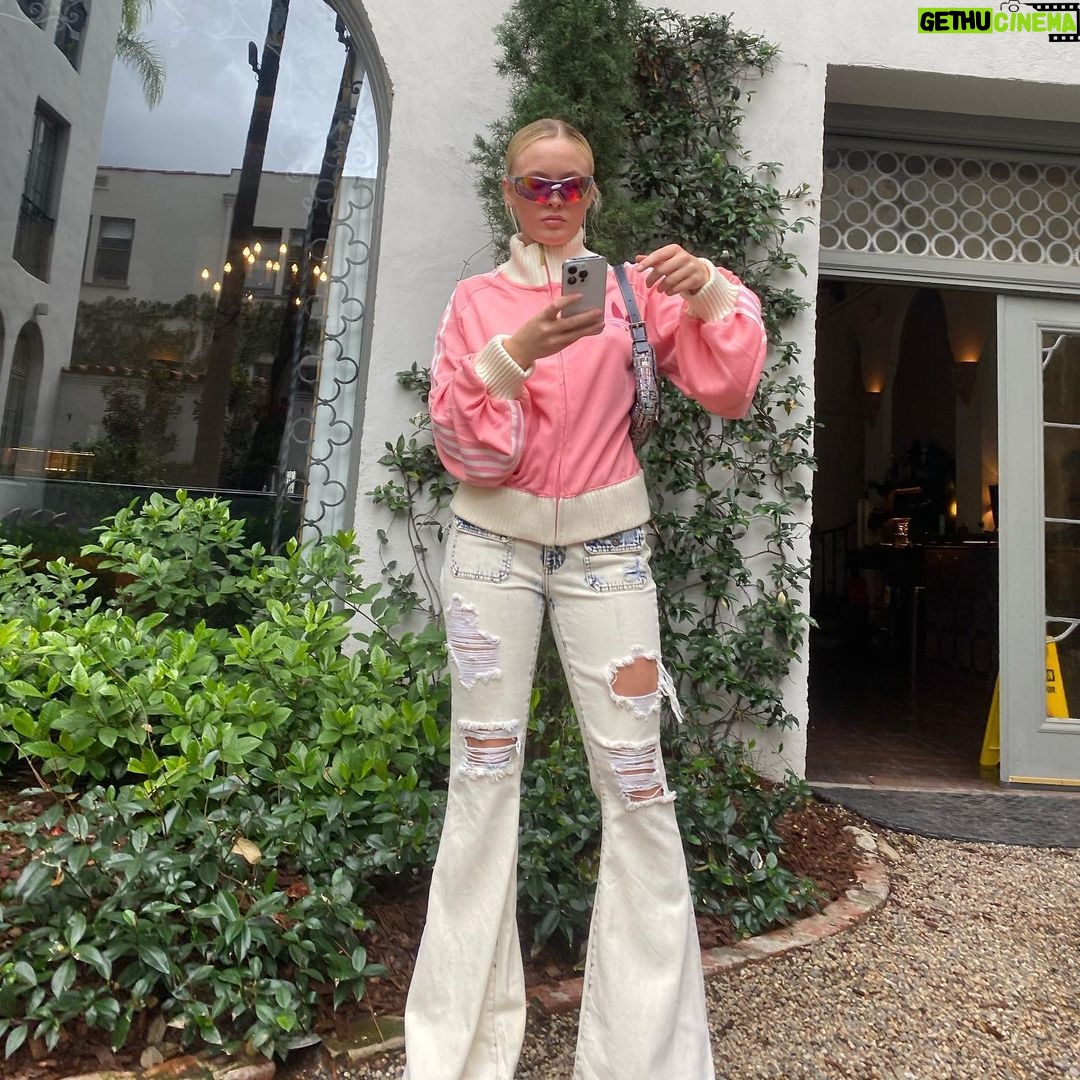 Zara Larsson Instagram - Who gives a fuck about instagram