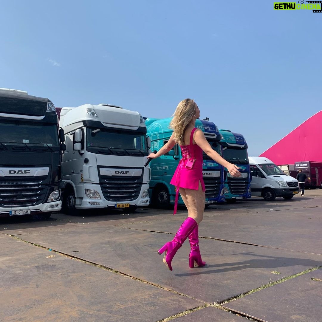 Zara Larsson Instagram - Thank you Pink Pop!! 💞💕💗💓