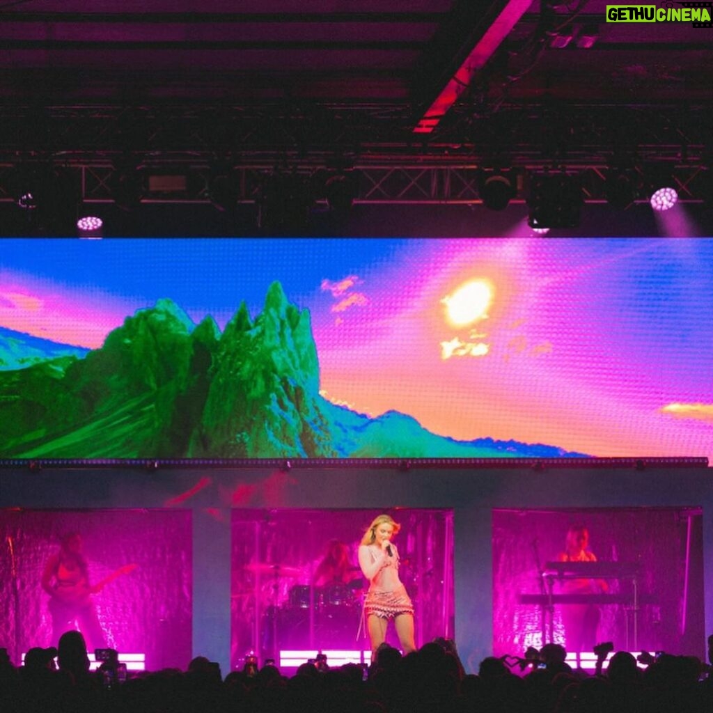 Zara Larsson Instagram - Manchester yesterday!!! First stop of the VENUS tour and it was fucking mint. Pictures by @nicholasodonnell