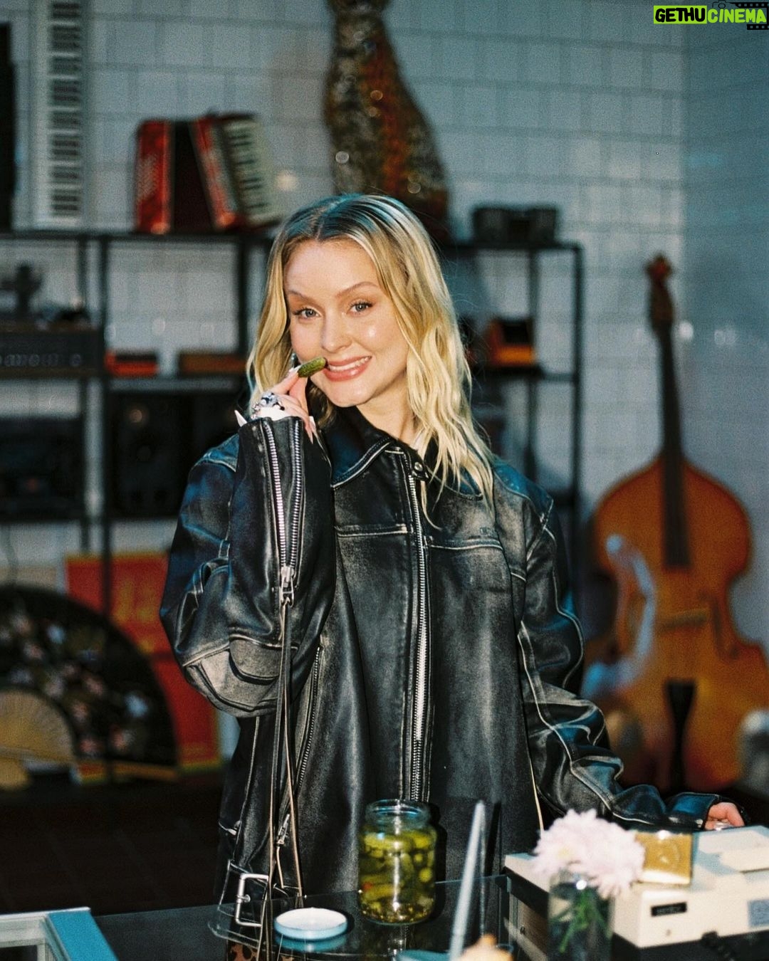 Zara Larsson Instagram - You love who you love 🤷🏼♀️ music video out now @vitunviivi