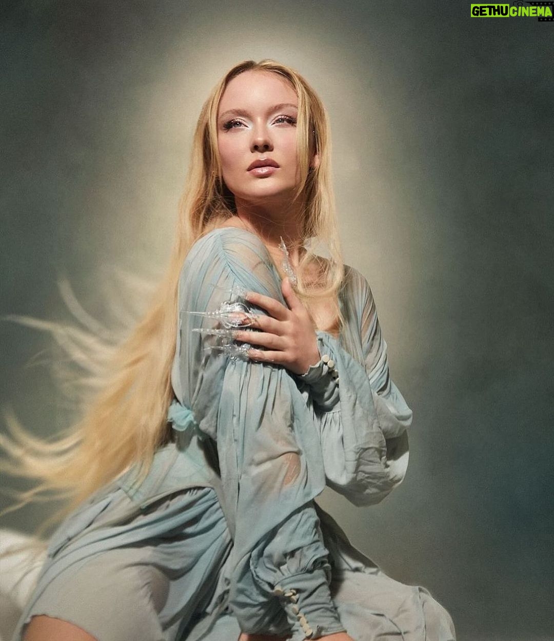 Zara Larsson Instagram - VENUS IS OUT AT MIDNIGHT
