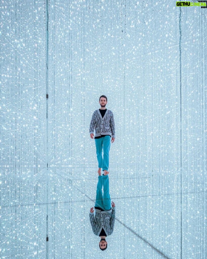 Zedd Instagram - 🛸 No gravity 🪐 📸: @ai.visuals @teamlab.planets