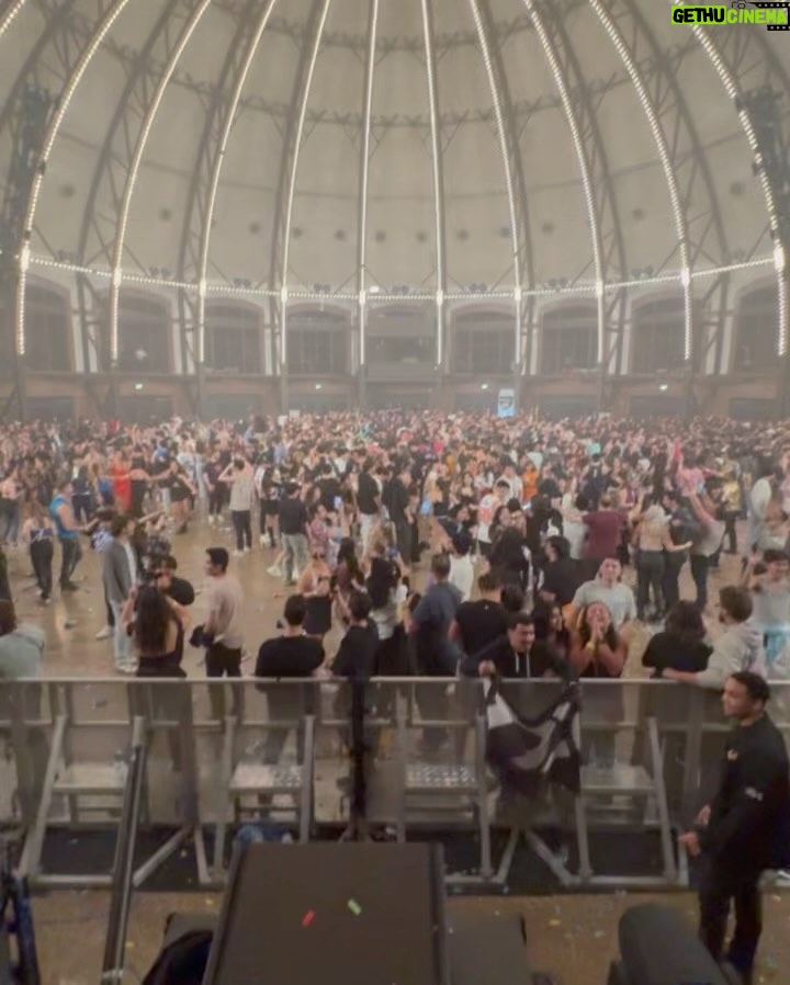 Zedd Instagram - Ughhhhh Chicago that was one of my fav shows of the year!!!! Thank you thank you thank you!!! Off the Vegas we go!!! ✈️ Chicago, Illinois