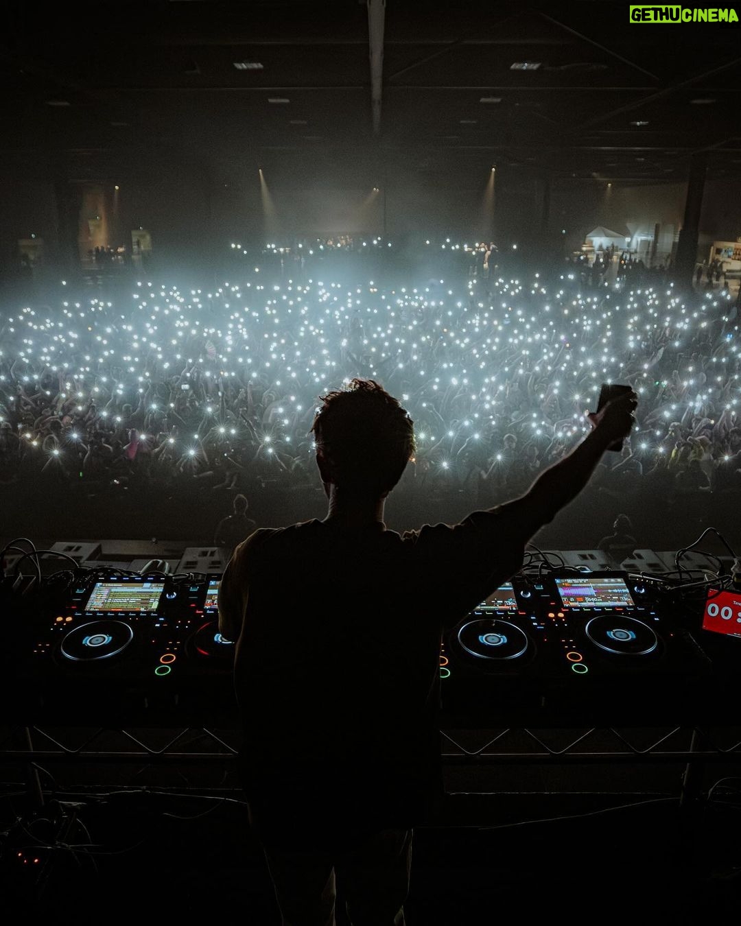 Zedd Instagram - EDMonton came through ♥️🇨🇦. Off to Chicago we go ✈️.