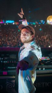 Zedd Instagram - ¡Bailando en el nombre del amor con @zedd! ✨♥️ #EDCMéxico Electric Daisy Carnival - EDC Mexico