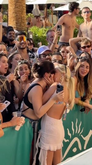 Zedd Instagram - Possibly my finest moment as a DJ….

The girl was holding up a sign asking for a kiss, @madds was holding up a sign reading “I’m single”, and I WAS READY for the off chance THIS was going to happen 😎

 🎥: @simplyyyg