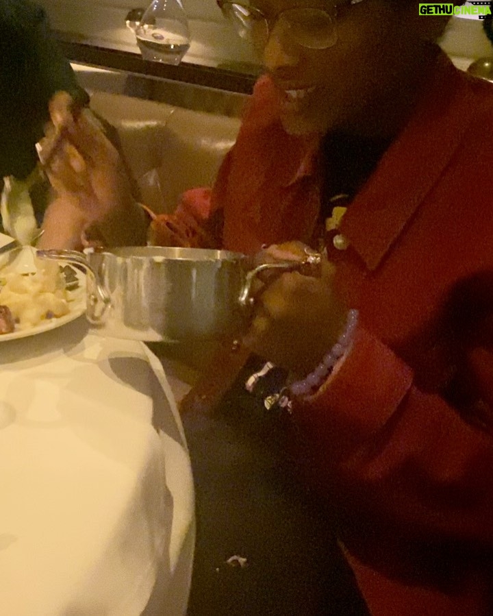 Zeno Robinson Instagram - this is a 4 star restaurant read the room