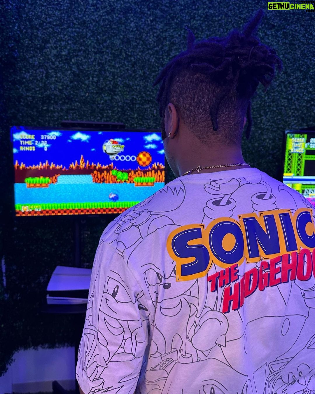 Zeno Robinson Instagram - fighting off sidewinders