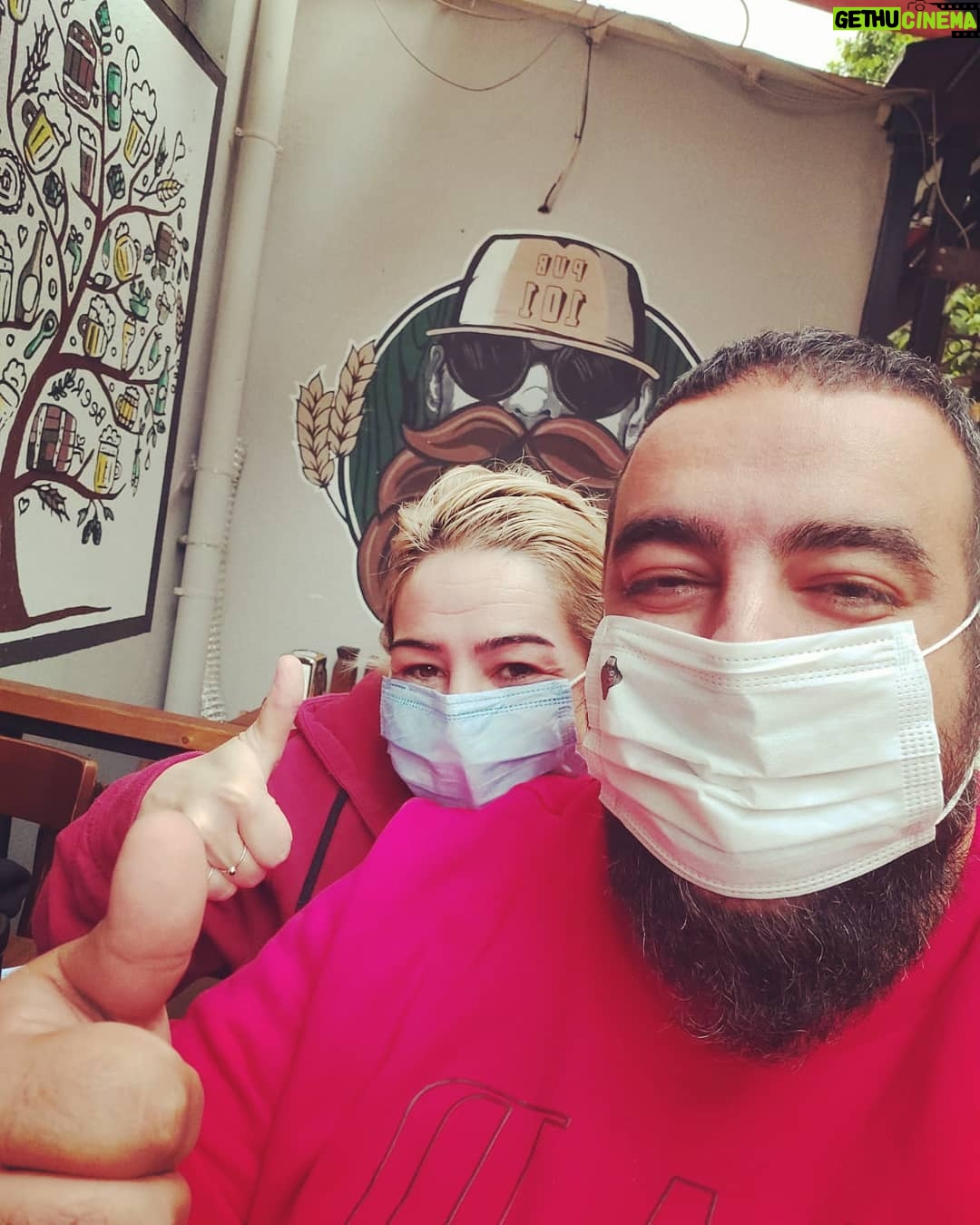 Zeynep Kankonde Instagram - Kadraja sığdığım için mutluyum... Akşam 19:00'a kadar bu sandalyeden kalkmayacağım... @pub101adana @batmanoglu