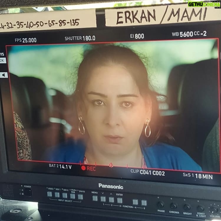 Zeynep Kankonde Instagram - Perişanım şimdi mutlu oldun mu? by @djncerkaya @kuzeyyildiziilkasktv @surecfilm @showtv Bu bir @ersoyguler komedisidir....