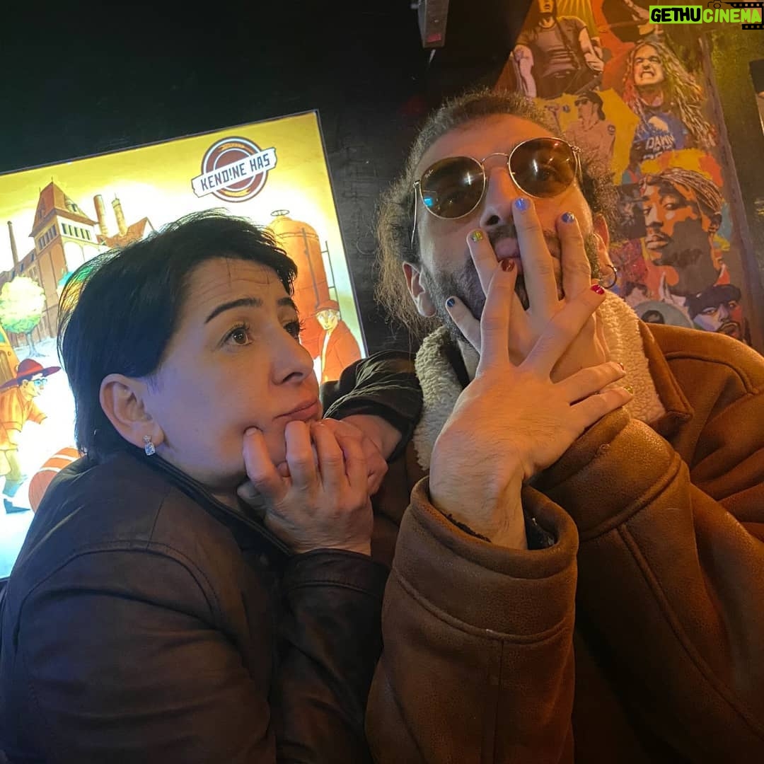 Zeynep Kankonde Instagram - Hayatımdaki her kadının lunaparkıyım...eğer eğleniyorsa ben tamamım... Sözler kuzenden @cn.aslnn KOAL Bistro