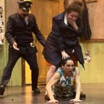 Zeynep Kankonde Instagram - Çoook eğleneceksiniz!!! Geçinemiyoruz! Her gün zam, her şeye zam! Yeter artık! Ödenmeyecek, Ödemiyoruz! Merak etmeyin olaylar İtalya’da geçiyor… Dario Fo ‘Ödenmeyecek, Ödemiyoruz’ adlı komedi oyunu ile dertlerimize tercüman oluyor. Marketler zamlı tarifeden mal satabilsin diye pazarcıların indirim yapması yasaklanır. İsyan eden halk tüm marketleri yağmalar. Polis fakir mahalleleri kuşatır, tek tek evleri aramaya başlar. Karısının yağmacılığından habersiz olan sistem yanlısı bir adam kendini karmaşanın içinde bulur. Acaba onu ihbar edecek midir? Yalanlar büyüdükçe komedinin dozu artar. Sırlar çoğaldıkça olaylar zıvanadan çıkar. ‘Ödenmeyecek, Ödemiyoruz’ sizi bekliyor! Ağlanacak halimize gülmek için… 3 ŞUBAT TRUMP (Prömiyer) 4 ŞUBAT KADIKÖY 9 ŞUBAT ATAKÖY 12 ŞUBAT CKM 14 ŞUBAT FIŞEKHANE 19 ŞUBAT BEYLİKDÜZÜ 26 ŞUBAT KOZZY