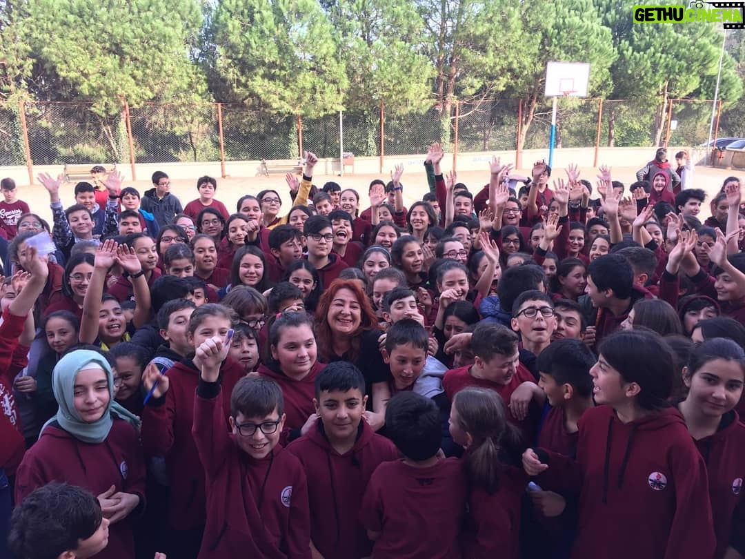 Zeynep Kankonde Instagram - Bana dűnyanın bütün çiçeklerini getirin... Züfer Eriş Ortaokulu, Bulancak💕 Teşekkür ederiz @brsytgn