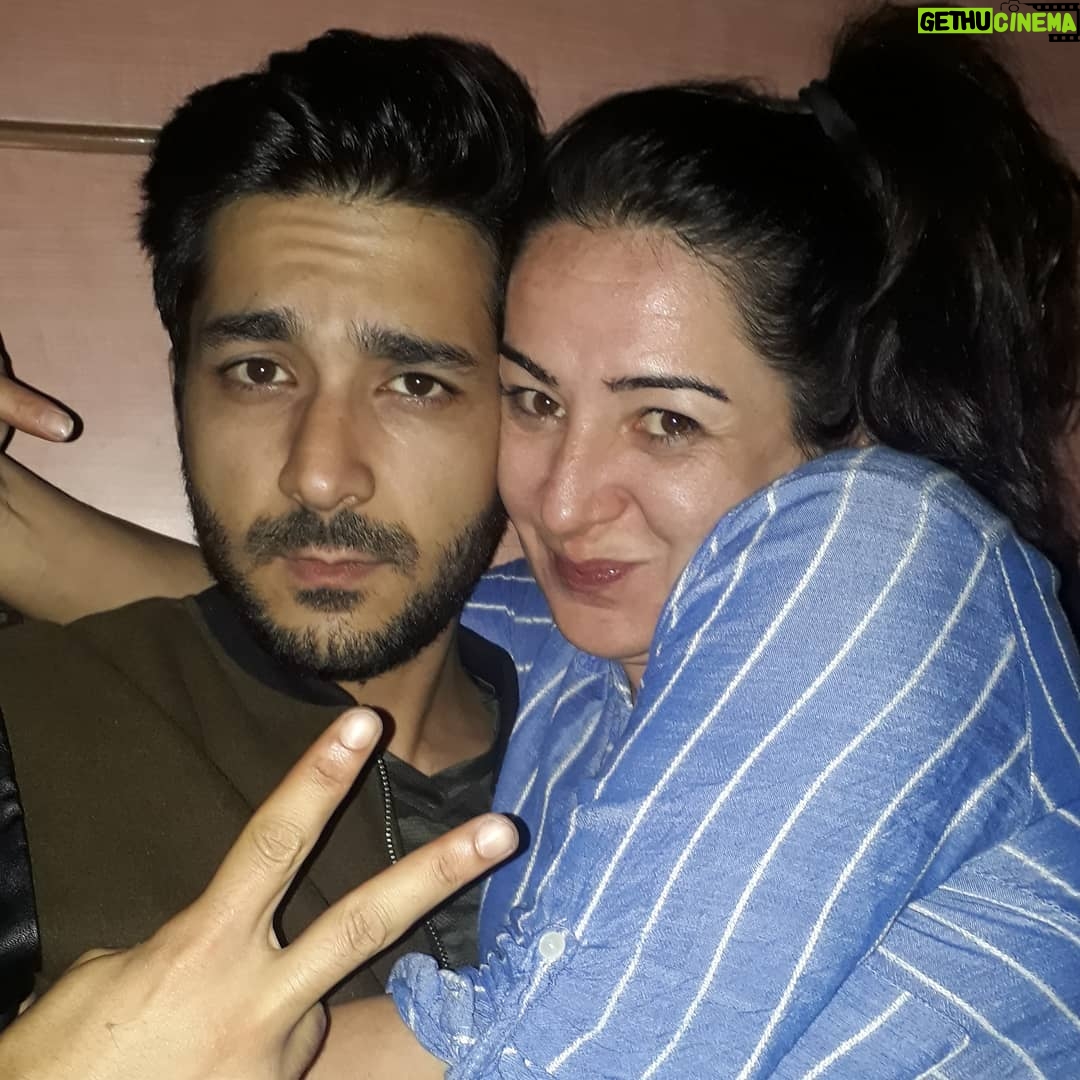 Zeynep Kankonde Instagram - Buldum mu adamın tatlısını bırakmam, sarılırım da sarılırım.... @husokam