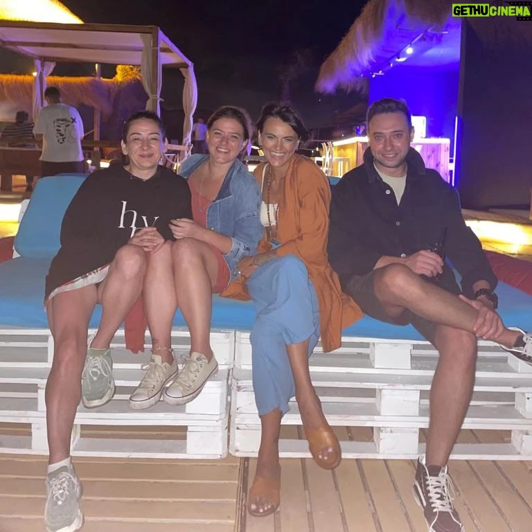 Zeynep Kankonde Instagram - Şarkının sözlerini bilmemize gerek yok biz yine de söylüyoruz...