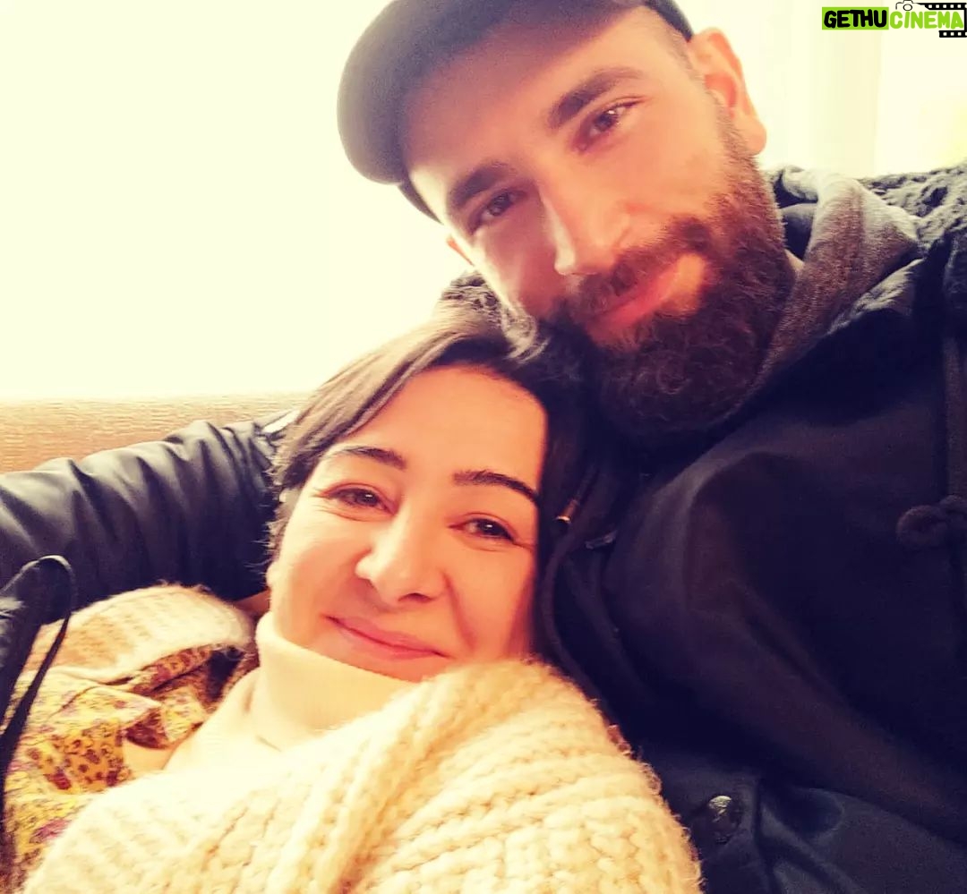 Zeynep Kankonde Instagram - Sette kardeşçilik, işçilik, rejicilik,gereksizlikçilik, lûzumsuzculuk,huzursuzculuk, şımarıkçılık, lakaytçılık v.b herşey kendinde mevcuttur... @askmantikintikam @foxturkiye @nodokuzyapim