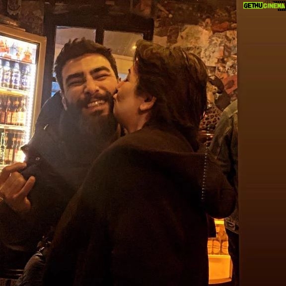 Zeynep Kankonde Instagram - Sen kimsin @mgesvkr