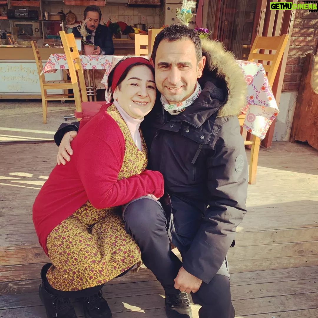 Zeynep Kankonde Instagram - Bugün set daha bir güzel, Maltepe daha bir güneşli... Yanında olmak isteyen bir yolunu buluyor😚