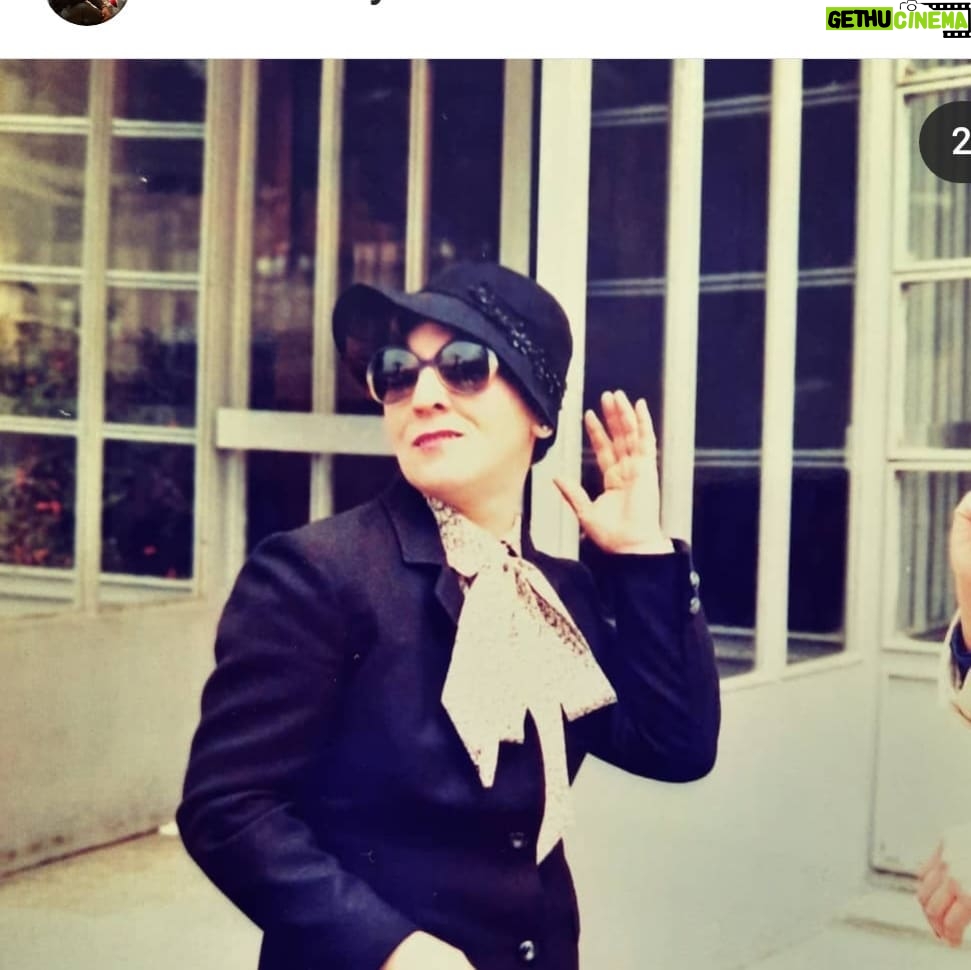 Zeynep Kankonde Instagram - Öğretmenler günün kutlu olsun hala... Yattığın yer incitmesin... Bu dünyadan bir @nezihetunali geçti; dokunduğu herşeyi aydınlatarak😔