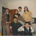 Zeynep Kankonde Instagram - @emmamujinga2 Şimdi tam senin olduğun yaştayım bu fotoğraflarda. 25 yıl geçmiş aradan ama tiyatroya başlayalı da 2 yıl olmuş😂😂 Sınıf arkadaşlarım ve @atanisev yanımdakiler. Büyüdüğüm tiyatro ETK, büyüdüğüm insanlar. Umarım hepiniz çok iyisinizdir🤗🤗 Son fotoğrafa çok takılma annecim😊