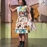 Zeynep Kankonde Instagram - Geçinemiyoruz! Her gün zam, her şeye zam! Yeter artık! Ödenmeyecek, Ödemiyoruz! Merak etmeyin olaylar İtalya’da geçiyor… Dario Fo ‘Ödenmeyecek, Ödemiyoruz’ adlı komedi oyunu ile dertlerimize tercüman oluyor. Marketler zamlı tarifeden mal satabilsin diye pazarcıların indirim yapması yasaklanır. İsyan eden halk tüm marketleri yağmalar. Polis fakir mahalleleri kuşatır, tek tek evleri aramaya başlar. Karısının yağmacılığından habersiz olan sistem yanlısı bir adam kendini karmaşanın içinde bulur. Acaba onu ihbar edecek midir? Yalanlar büyüdükçe komedinin dozu artar. Sırlar çoğaldıkça olaylar zıvanadan çıkar. ‘Ödenmeyecek, Ödemiyoruz’ sizi bekliyor! Ağlanacak halimize gülmek için… 3 ŞUBAT TRUMP (Prömiyer) 4 ŞUBAT KADIKÖY 9 ŞUBAT ATAKÖY 12 ŞUBAT CKM 14 ŞUBAT FIŞEKHANE 19 ŞUBAT BEYLİKDÜZÜ 26 ŞUBAT KOZZY Biletler: Biletix Mobilet Biletinial