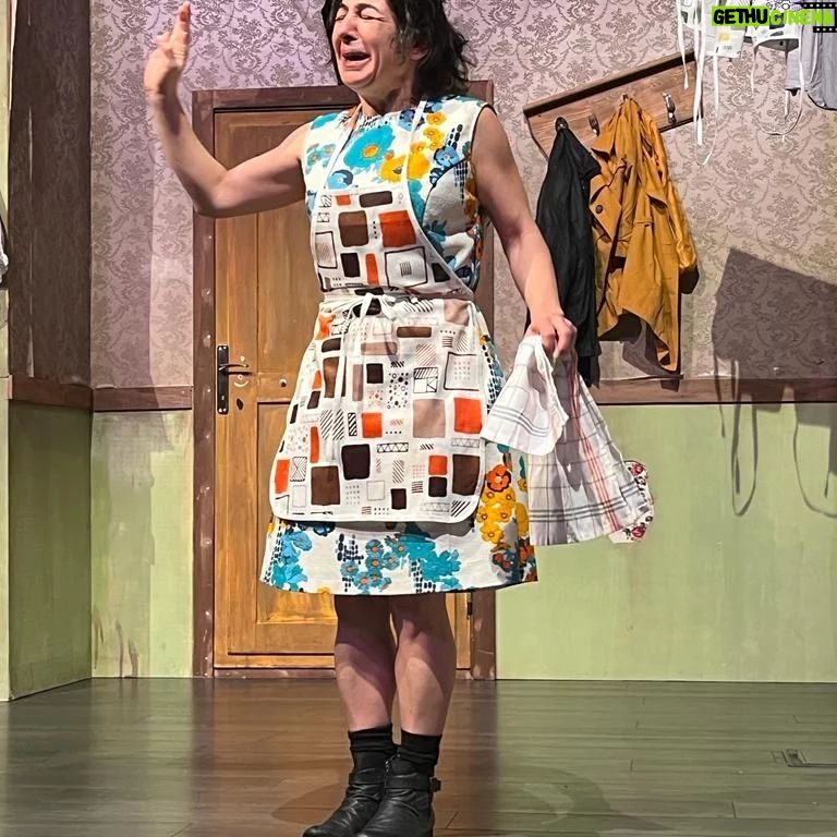 Zeynep Kankonde Instagram - Geçinemiyoruz! Her gün zam, her şeye zam! Yeter artık! Ödenmeyecek, Ödemiyoruz! Merak etmeyin olaylar İtalya’da geçiyor… Dario Fo ‘Ödenmeyecek, Ödemiyoruz’ adlı komedi oyunu ile dertlerimize tercüman oluyor. Marketler zamlı tarifeden mal satabilsin diye pazarcıların indirim yapması yasaklanır. İsyan eden halk tüm marketleri yağmalar. Polis fakir mahalleleri kuşatır, tek tek evleri aramaya başlar. Karısının yağmacılığından habersiz olan sistem yanlısı bir adam kendini karmaşanın içinde bulur. Acaba onu ihbar edecek midir? Yalanlar büyüdükçe komedinin dozu artar. Sırlar çoğaldıkça olaylar zıvanadan çıkar. ‘Ödenmeyecek, Ödemiyoruz’ sizi bekliyor! Ağlanacak halimize gülmek için… 3 ŞUBAT TRUMP (Prömiyer) 4 ŞUBAT KADIKÖY 9 ŞUBAT ATAKÖY 12 ŞUBAT CKM 14 ŞUBAT FIŞEKHANE 19 ŞUBAT BEYLİKDÜZÜ 26 ŞUBAT KOZZY Biletler: Biletix Mobilet Biletinial