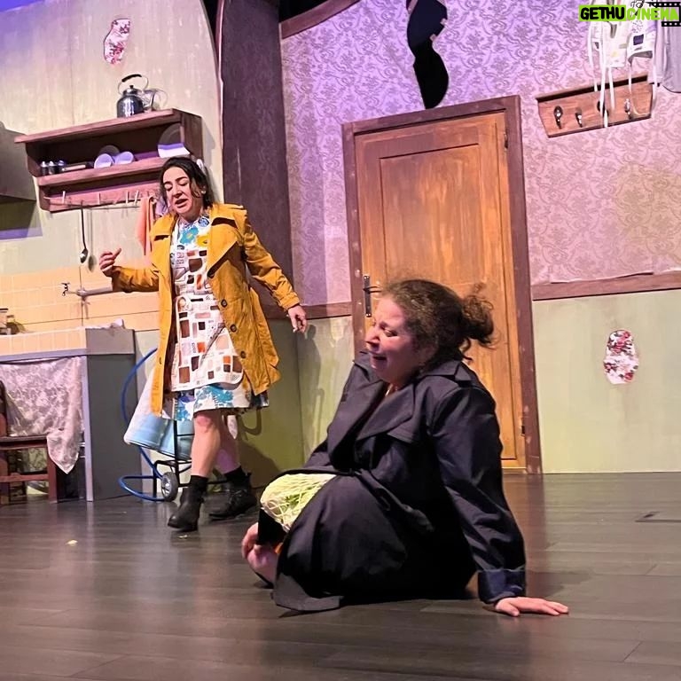 Zeynep Kankonde Instagram - Geçinemiyoruz! Her gün zam, her şeye zam! Yeter artık! Ödenmeyecek, Ödemiyoruz! Merak etmeyin olaylar İtalya’da geçiyor… Dario Fo ‘Ödenmeyecek, Ödemiyoruz’ adlı komedi oyunu ile dertlerimize tercüman oluyor. Marketler zamlı tarifeden mal satabilsin diye pazarcıların indirim yapması yasaklanır. İsyan eden halk tüm marketleri yağmalar. Polis fakir mahalleleri kuşatır, tek tek evleri aramaya başlar. Karısının yağmacılığından habersiz olan sistem yanlısı bir adam kendini karmaşanın içinde bulur. Acaba onu ihbar edecek midir? Yalanlar büyüdükçe komedinin dozu artar. Sırlar çoğaldıkça olaylar zıvanadan çıkar. ‘Ödenmeyecek, Ödemiyoruz’ sizi bekliyor! Ağlanacak halimize gülmek için… 3 ŞUBAT TRUMP (Prömiyer) 4 ŞUBAT KADIKÖY 9 ŞUBAT ATAKÖY 12 ŞUBAT CKM 14 ŞUBAT FIŞEKHANE 19 ŞUBAT BEYLİKDÜZÜ 26 ŞUBAT KOZZY Biletler: Biletix Mobilet Biletinial