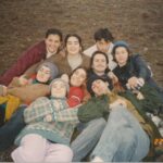 Zeynep Kankonde Instagram - @emmamujinga2 Şimdi tam senin olduğun yaştayım bu fotoğraflarda. 25 yıl geçmiş aradan ama tiyatroya başlayalı da 2 yıl olmuş😂😂 Sınıf arkadaşlarım ve @atanisev yanımdakiler. Büyüdüğüm tiyatro ETK, büyüdüğüm insanlar. Umarım hepiniz çok iyisinizdir🤗🤗 Son fotoğrafa çok takılma annecim😊