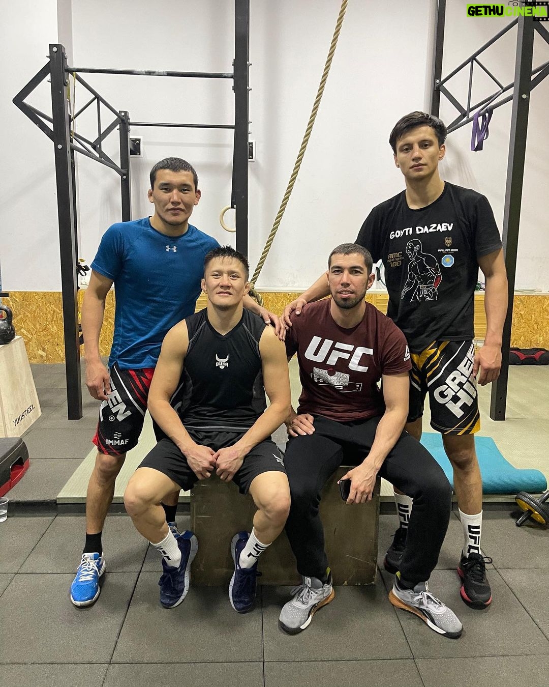 Zhalgas Zhumagulov Instagram - Біздің жанымызды, күш пен терімізді салып жұмсаған әрбір жаттығуларымыз бекер жасалмаған. Біз жастарға үлгі болып, жол көрсетеміз, ал олардың мақсаты улгі алу ✊ Каждая тренировка, в которую мы вкладываем силы, пот и душу проделаны не напрасно. Этим мы прокладываем дорогу нашей молодежи. А молодежи остаётся только брать с нас пример ✊