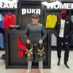 Zhalgas Zhumagulov Instagram - Енді #BUKA біздің де Ақтөбеде ашылды 🔥 Көбісі олардан киімдер алу үшін менен сұраушы еді, енді барып өздеріңіз таңдап алуға керемет мүмкіндік бар 👍 Менде Америкадағы жаттығу жиынтығының өтуіне орай қажетті спорт киімдерін алдым. Маған байланысты себептерді иншаАллах орындаймын! 🦾 #BUKA теперь и у нас в городе 🔥 #Актобе Многие ждали и просили меня приобрести одежду #BUKA, теперь вы лично можете сходить и выбрать 👍 Ну и я пришёл взять все необходимые вещи для тренировок на сборы в Америку. Заряжен, как всегда! Сделаем все причины, которые зависят от меня! 🦾 @bukaboxing_aqtobe