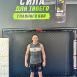 Zhalgas Zhumagulov Instagram - Әдеттегідей жаттығулар өз қаламда өтуде, алдағы жоспарлар #иншАлла Таиландта жаттығамын деген ниетте. 2021 жыл мен сияқты көп адамдар үшін қиын жыл болды. Мен үшін әртүрлі тербелістен өткендей болды. Жекпе-жекке дайындық кезінде психологиялық жағдай маңызды рөл атқарады, бірақ бұған көңіл аударылмайды. Бүгін менің басым анық. Маған екінші әке атанған бапкеріммен сұхбаттасып @aibekshokputov маған көптеген пайдалы кеңестер мен бағыт-бағдар берді. Мен өте қуаныштымын және оларды міндетті түрде қолданамын, мен ескі Жакоға ораламын #иншАллах. Әзірге, алдағы жекпе-жек туралы белгісіз. Алдыңғы қателіктерімізді түзетіп, жаттығуларымыз жалғасуда. Тренировки проходят каждый день, пока в Актобе. Планы на ближайшее время, #inshAllah тренироваться в Тайланде. 2021 год наверное для многих был сложным, как и для меня. Для меня он был, как качели, то вверх, то вниз. В подготовке к бою, немаловажную роль занимает психологическое состояние, и этому в процессе самих тренировок уделяешь мало внимания. На сегодняшний день моя голова чиста. Провели беседу с моим тренером, который стал для меня вторым отцом. @aibekshokputov дал мне много полезных советов и наставлений, чему я очень рад и обязательно воспользуюсь ими, вернусь прежним Жако #inshAllah. На сегодняшний день о предстоящем поединке ничего неизвестно. Пока работаем, ошибки прежние исправили.