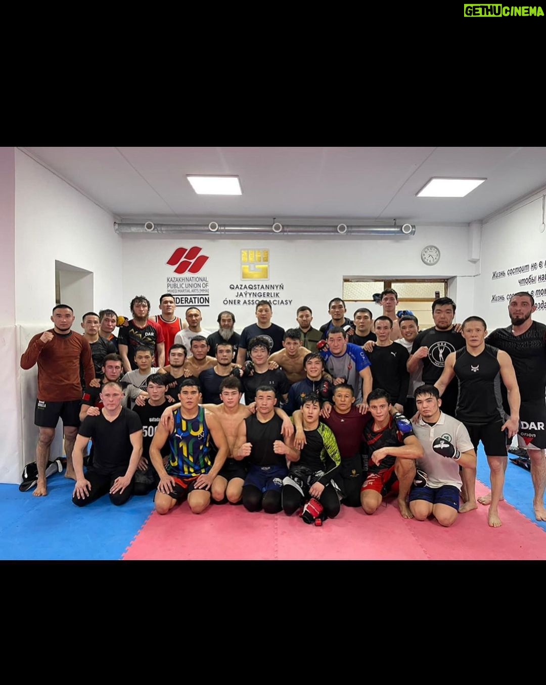 Zhalgas Zhumagulov Instagram - Әдеттегідей жаттығулар өз қаламда өтуде, алдағы жоспарлар #иншАлла Таиландта жаттығамын деген ниетте. 2021 жыл мен сияқты көп адамдар үшін қиын жыл болды. Мен үшін әртүрлі тербелістен өткендей болды. Жекпе-жекке дайындық кезінде психологиялық жағдай маңызды рөл атқарады, бірақ бұған көңіл аударылмайды. Бүгін менің басым анық. Маған екінші әке атанған бапкеріммен сұхбаттасып @aibekshokputov маған көптеген пайдалы кеңестер мен бағыт-бағдар берді. Мен өте қуаныштымын және оларды міндетті түрде қолданамын, мен ескі Жакоға ораламын #иншАллах. Әзірге, алдағы жекпе-жек туралы белгісіз. Алдыңғы қателіктерімізді түзетіп, жаттығуларымыз жалғасуда. Тренировки проходят каждый день, пока в Актобе. Планы на ближайшее время, #inshAllah тренироваться в Тайланде. 2021 год наверное для многих был сложным, как и для меня. Для меня он был, как качели, то вверх, то вниз. В подготовке к бою, немаловажную роль занимает психологическое состояние, и этому в процессе самих тренировок уделяешь мало внимания. На сегодняшний день моя голова чиста. Провели беседу с моим тренером, который стал для меня вторым отцом. @aibekshokputov дал мне много полезных советов и наставлений, чему я очень рад и обязательно воспользуюсь ими, вернусь прежним Жако #inshAllah. На сегодняшний день о предстоящем поединке ничего неизвестно. Пока работаем, ошибки прежние исправили.