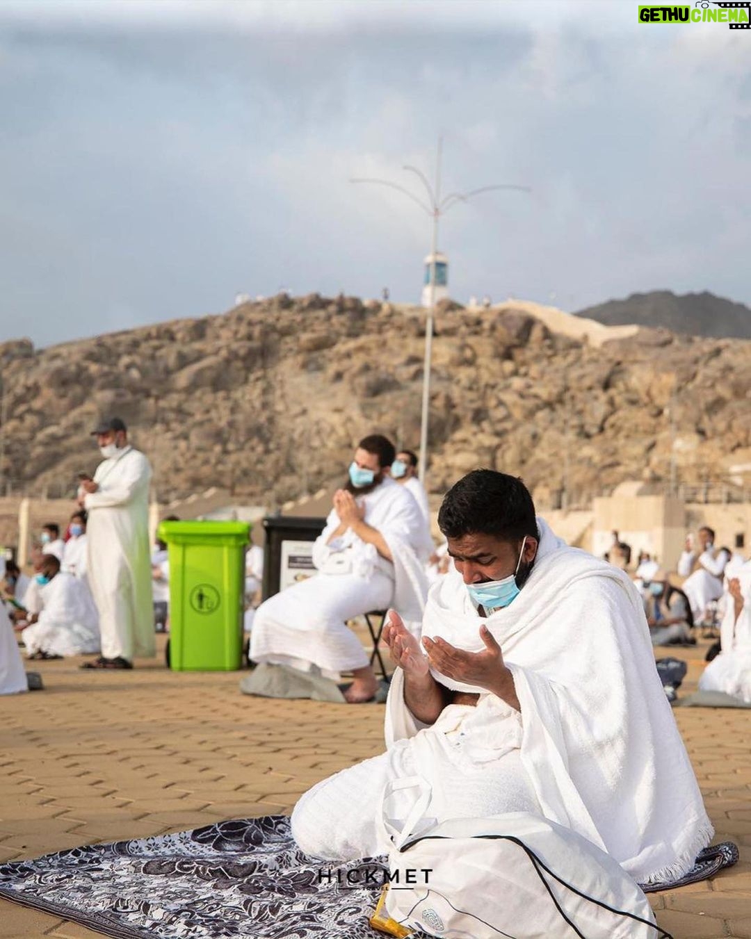 Zhalgas Zhumagulov Instagram - 🕋 Передается от ‘Аишы, да будет доволен ею Аллах, что посланник Аллаха ﷺ сказал: «Нет такого дня, в который Аллах освобождал бы от Огня больше Своих рабов, чем в день ‘Арафа. Поистине, Он приближается к ним, а затем хвалится ими пред ангелами, говоря: “Чего они желают?» (Муслим 1348). @hickmet_travel @hickmet_travel @hickmet_travel
