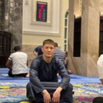 Zhalgas Zhumagulov Instagram - В хадисе, переданном Ат-Тирмизи, сказано: «Знай: то, что миновало, не должно было с тобой случиться, а то, что случилось с тобой, не должно было тебя миновать. И знай, что нет победы без терпения, находки без потери, облегчения без трудностей». *** Передают со слов Абу Саида аль-Худри и Абу Хурайры, да будет доволен ими Аллах, что Пророк ﷺ сказал: «Что бы ни постигло мусульманина, будь то утомление, болезнь, тревога, печаль, неприятность, скорбь или даже укол колючки, Аллах непременно простит ему за это что-нибудь из его грехов» (Аль-Бухари). Dubai, United Arab Emirates