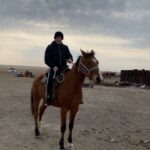 Zhalgas Zhumagulov Instagram - Қашанда халқымыз үшін ауыл – руханиятымыздың темірқазығы, ұлттық құндылықтарымыздың алтын бесігі, береке мен байлығымыздың бастауы екені даусыз. Ауылдың таза ауасын жұтып, тұнық суын ішіп, көркем табиғатынан қуат алып өскен әрбір азамат өзі туған топырағын барынша қадірлеп-қастерлеуге тиіс. Төрт түлігін түлетіп, егістігін жайқалтып, шаруасын өрге сүйреп отырған ауыл – бүтін бір елдің асыраушысы, қайнаған еңбектің және ұлттық руханияттың қайнар көзі іспетті. Әрбір қазақ өзінің өсіп-өніп шыққан ауылына игі қадамдар жасауды атамекенге деген перзенттік парызы іспетті іс санаған. Бұл біздің халықта ежелден келе жатқан жақсы дәстүр, сондықтан өз тамырымызда ұмытпай қадірлей білейк.