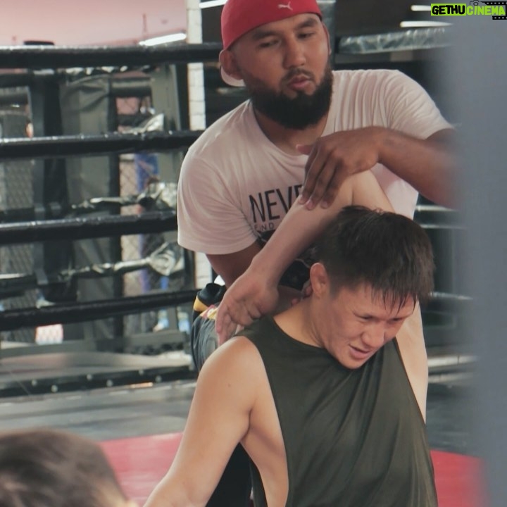 Zhalgas Zhumagulov Instagram - Плодотворные тренировки ✊🦾 Let’s go #UFC @sayatus @dannyrube Тренер: @yernur_cuba Зал: @levelfitness.kz @bukaboxing_kz @bukaboxing Almaty, Kazakhstan