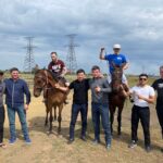 Zhalgas Zhumagulov Instagram - Қонақ болу жақсы, бірақ үйде болған жақсырақ деп ауылға жол тарттық. Жолда Қостанай қаласына жеттік. Қостанайлық бауырымыз қарсы алып, қонақжайлылық танытып,қарсы алды. Сыйласаң, сый көрерсің дегендей @danikmirassov1 сыйыңа үлкен рахмет! Алла разы болсын!