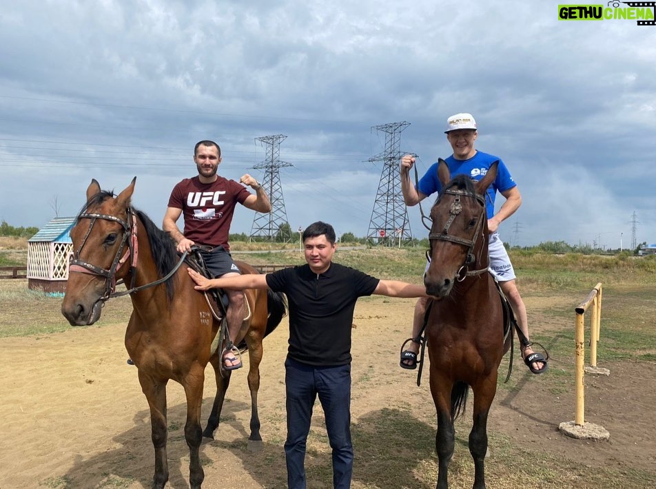 Zhalgas Zhumagulov Instagram - Қонақ болу жақсы, бірақ үйде болған жақсырақ деп ауылға жол тарттық. Жолда Қостанай қаласына жеттік. Қостанайлық бауырымыз қарсы алып, қонақжайлылық танытып,қарсы алды. Сыйласаң, сый көрерсің дегендей @danikmirassov1 сыйыңа үлкен рахмет! Алла разы болсын!