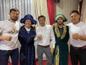 Zhalgas Zhumagulov Instagram - Қай заманда да әр адамның санасындағы аса мазмұнды және құрметті мәртебеге ие ұстаным – ол отансүйгіштік (патриоттық). 
Еліміздің патриоттарының бірі @ibragim_eskendir және отансүйер бауырларымызбен кездесіп ерекше  отырыс болды. Шапан кигізіп , қонақжайлық көрсетіп, батырларымыз туралы әңгімесін айтып мотивациялап, ерекше мағыналы сыйлықтар беріп,  осындай құрмет көрсеткеніңіз үшін Алла разы болсын! Сіздің биік шыңдарға жете беруіңізге тілектеспін!