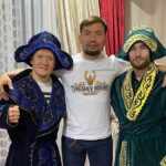 Zhalgas Zhumagulov Instagram - Қай заманда да әр адамның санасындағы аса мазмұнды және құрметті мәртебеге ие ұстаным – ол отансүйгіштік (патриоттық). Еліміздің патриоттарының бірі @ibragim_eskendir және отансүйер бауырларымызбен кездесіп ерекше отырыс болды. Шапан кигізіп , қонақжайлық көрсетіп, батырларымыз туралы әңгімесін айтып мотивациялап, ерекше мағыналы сыйлықтар беріп, осындай құрмет көрсеткеніңіз үшін Алла разы болсын! Сіздің биік шыңдарға жете беруіңізге тілектеспін! Nursultan, Qazaqstan