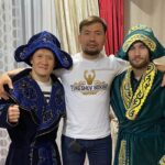 Zhalgas Zhumagulov Instagram – Қай заманда да әр адамның санасындағы аса мазмұнды және құрметті мәртебеге ие ұстаным – ол отансүйгіштік (патриоттық). 
Еліміздің патриоттарының бірі @ibragim_eskendir және отансүйер бауырларымызбен кездесіп ерекше  отырыс болды. Шапан кигізіп , қонақжайлық көрсетіп, батырларымыз туралы әңгімесін айтып мотивациялап, ерекше мағыналы сыйлықтар беріп,  осындай құрмет көрсеткеніңіз үшін Алла разы болсын! Сіздің биік шыңдарға жете беруіңізге тілектеспін! Nursultan, Qazaqstan