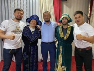 Zhalgas Zhumagulov Instagram - Қай заманда да әр адамның санасындағы аса мазмұнды және құрметті мәртебеге ие ұстаным – ол отансүйгіштік (патриоттық). 
Еліміздің патриоттарының бірі @ibragim_eskendir және отансүйер бауырларымызбен кездесіп ерекше  отырыс болды. Шапан кигізіп , қонақжайлық көрсетіп, батырларымыз туралы әңгімесін айтып мотивациялап, ерекше мағыналы сыйлықтар беріп,  осындай құрмет көрсеткеніңіз үшін Алла разы болсын! Сіздің биік шыңдарға жете беруіңізге тілектеспін!