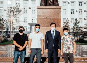 Zhalgas Zhumagulov Instagram - Бүгін қала әкімі Асхат Шахаров мені алда болатын жекпе-жек алдындағы кездесуге шақырды. Жақсы тілектеріңізге рахмет! 
 
Өткен айлар ішінде, мен қазақ халқын абыроймен көрсету үшін мықты жігерлілікпен жаттықтым. 

Бұл жекпе-жек маған, біздің командамыз және бүкіл ел үшін өте маңызды!

Сегодня аким города Асхат Шахаров пригласил меня на встречу перед предстоящим боем. 
Благодарю за напутственные слова! 
Эти месяцы я упорно тренировался для того, чтобы достойно представить нашу страну. 
Этот бой очень важен для меня и всей нашей команды и страны!