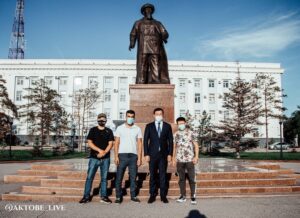 Zhalgas Zhumagulov Instagram - Бүгін қала әкімі Асхат Шахаров мені алда болатын жекпе-жек алдындағы кездесуге шақырды. Жақсы тілектеріңізге рахмет! 
 
Өткен айлар ішінде, мен қазақ халқын абыроймен көрсету үшін мықты жігерлілікпен жаттықтым. 

Бұл жекпе-жек маған, біздің командамыз және бүкіл ел үшін өте маңызды!

Сегодня аким города Асхат Шахаров пригласил меня на встречу перед предстоящим боем. 
Благодарю за напутственные слова! 
Эти месяцы я упорно тренировался для того, чтобы достойно представить нашу страну. 
Этот бой очень важен для меня и всей нашей команды и страны!