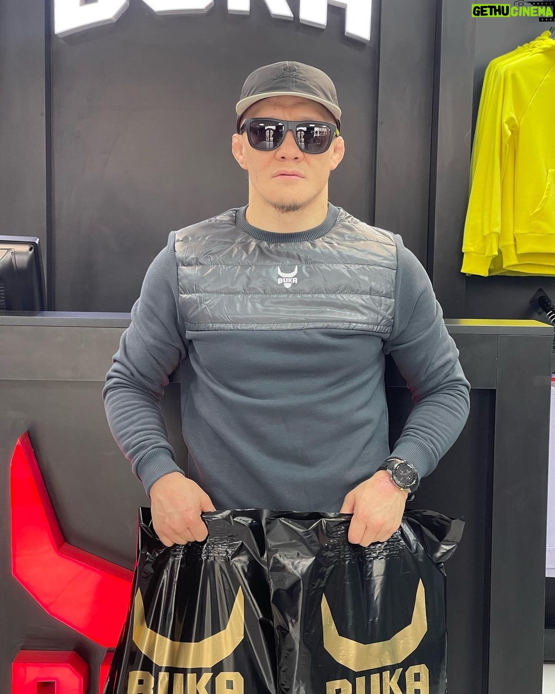 Zhalgas Zhumagulov Instagram - Енді #BUKA біздің де Ақтөбеде ашылды 🔥 Көбісі олардан киімдер алу үшін менен сұраушы еді, енді барып өздеріңіз таңдап алуға керемет мүмкіндік бар 👍 Менде Америкадағы жаттығу жиынтығының өтуіне орай қажетті спорт киімдерін алдым. Маған байланысты себептерді иншаАллах орындаймын! 🦾 #BUKA теперь и у нас в городе 🔥 #Актобе Многие ждали и просили меня приобрести одежду #BUKA, теперь вы лично можете сходить и выбрать 👍 Ну и я пришёл взять все необходимые вещи для тренировок на сборы в Америку. Заряжен, как всегда! Сделаем все причины, которые зависят от меня! 🦾 @bukaboxing_aqtobe