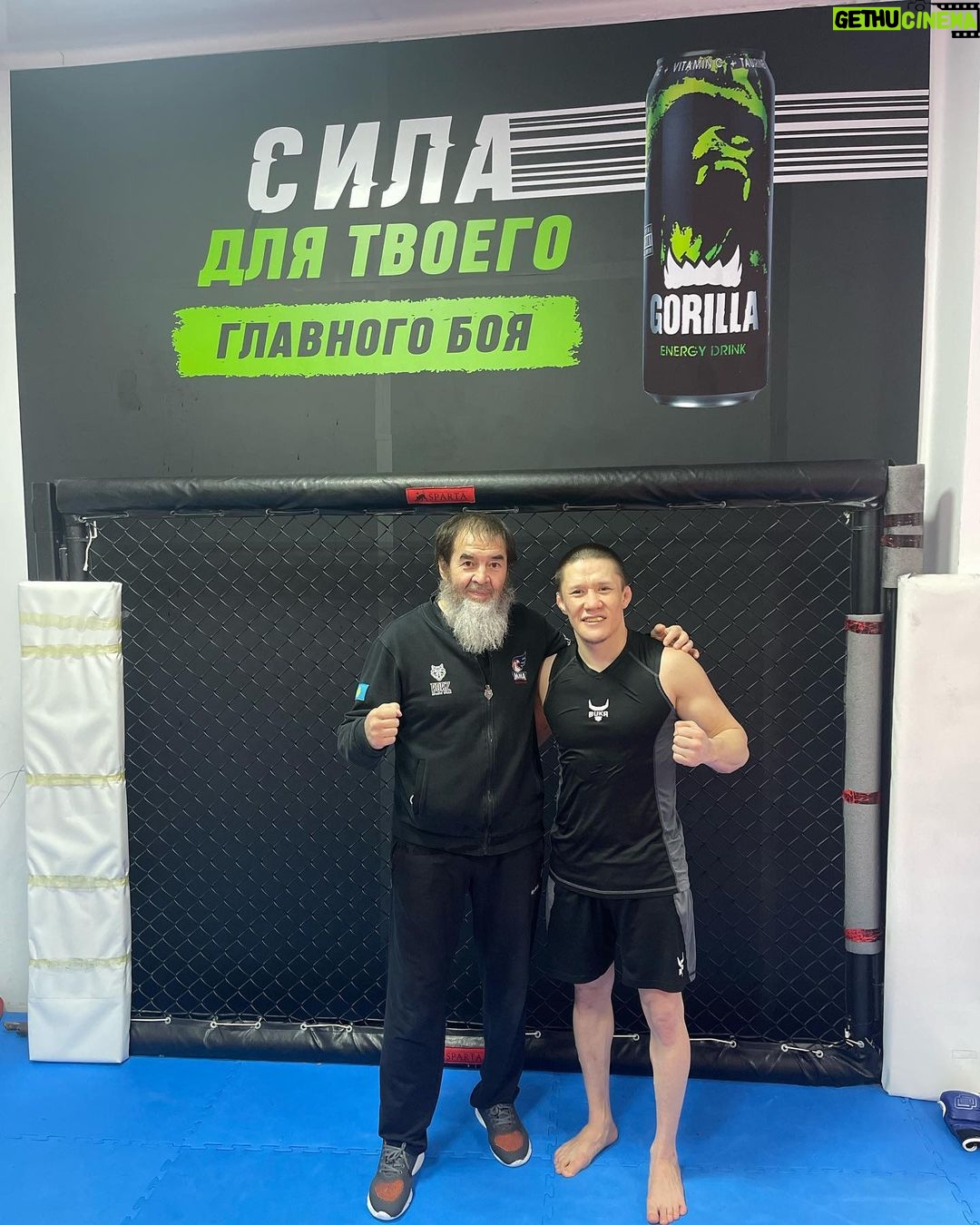 Zhalgas Zhumagulov Instagram - Әдеттегідей жаттығулар өз қаламда өтуде, алдағы жоспарлар #иншАлла Таиландта жаттығамын деген ниетте. 2021 жыл мен сияқты көп адамдар үшін қиын жыл болды. Мен үшін әртүрлі тербелістен өткендей болды. Жекпе-жекке дайындық кезінде психологиялық жағдай маңызды рөл атқарады, бірақ бұған көңіл аударылмайды. Бүгін менің басым анық. Маған екінші әке атанған бапкеріммен сұхбаттасып @aibekshokputov маған көптеген пайдалы кеңестер мен бағыт-бағдар берді. Мен өте қуаныштымын және оларды міндетті түрде қолданамын, мен ескі Жакоға ораламын #иншАллах. Әзірге, алдағы жекпе-жек туралы белгісіз. Алдыңғы қателіктерімізді түзетіп, жаттығуларымыз жалғасуда. Тренировки проходят каждый день, пока в Актобе. Планы на ближайшее время, #inshAllah тренироваться в Тайланде. 2021 год наверное для многих был сложным, как и для меня. Для меня он был, как качели, то вверх, то вниз. В подготовке к бою, немаловажную роль занимает психологическое состояние, и этому в процессе самих тренировок уделяешь мало внимания. На сегодняшний день моя голова чиста. Провели беседу с моим тренером, который стал для меня вторым отцом. @aibekshokputov дал мне много полезных советов и наставлений, чему я очень рад и обязательно воспользуюсь ими, вернусь прежним Жако #inshAllah. На сегодняшний день о предстоящем поединке ничего неизвестно. Пока работаем, ошибки прежние исправили.