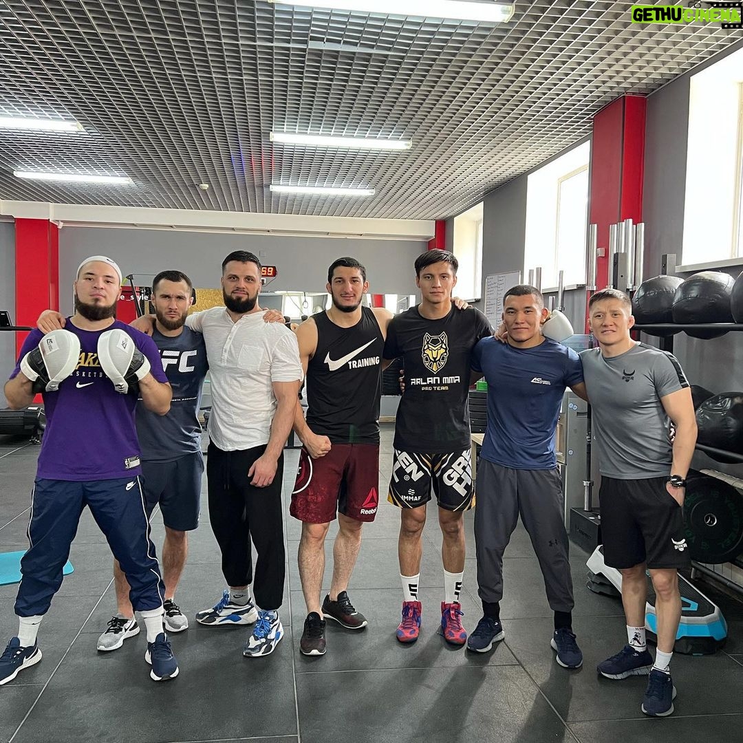 Zhalgas Zhumagulov Instagram - Бүгін әдеттегідей жаттықтық бірақ күнделікті еңбек өз жемісін береді. Бүгін Америкаға аттанар алдындағы соңғы жаттығуларымыз. Өз еңбектерін аямай қолдау көрсеткен бапкерлеріммен бауырларыма алғысымды айтамын ! @coach_abdullahkaz @pirnazarov_coach @parrumpaatt күт бізді! Сегодня отпахали, как обычно, но именно ежедневный труд даёт свои плоды. Это была последняя тренировка перед отъездом в Америку. Благодарю своих тренеров и братьев за поддержку и труд, который вкладывают в нас. Рахмет @coach_abdullahkaz @pirnazarov_coach @parrumpaatt жди нас ! @bukaboxing_kz @bukaboxing @life_style_fitness