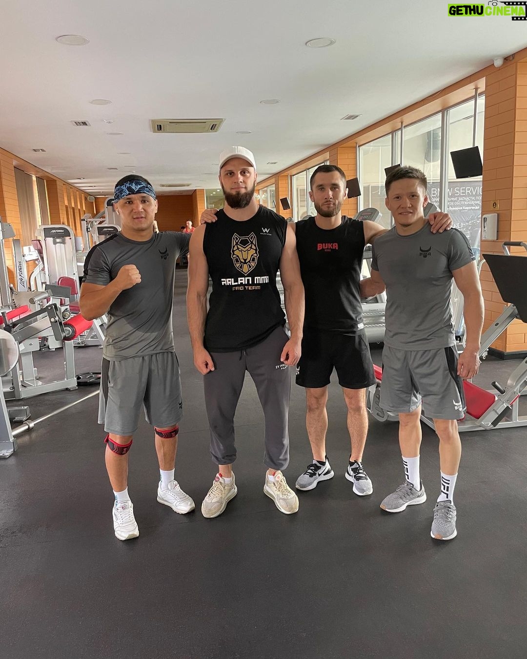 Zhalgas Zhumagulov Instagram - Сіз қай жерде болсаңыз да, әрқашан өзіңізбен өзіңіз жұмыс жасауыңыз керек. Нәтижеге жету үшін, қандайда салада болмасын, сізге үнемі еңбек ету қажет, өзіңізді жақсы жаққа өзгертіп, әр уақытта сынақтардан өтіп, бәрін автоматизмге жеткізіңіз. Осы қиындықтарды бастан өткергеннен кейін ғана табысқа жетесіз. Мен қайда болсам да, жаттығу киімдерім өзіммен бірге. Көптеген іс -шаралар болсада, жаттығулар әрқашан уақытымен өтеді. Где бы ты не был, всегда нужно работать над собой. Для достижения результата в своей сфере деятельности нужна постоянная работа, переламывать себя и проходить каждый раз через испытания и доводить все до автоматизма. Только пройдя через эти трудности вас будет ждать успех. Где бы я не находился, у меня всегда под рукой моя одежда для тренировок. Мероприятий много, а тренировки всегда по расписанию.