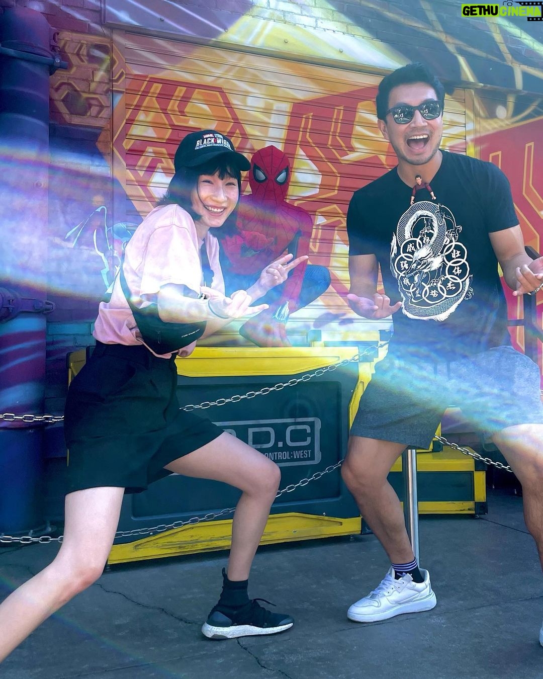 Zhang Meng'er Instagram - We kids! #disneyland #marvel