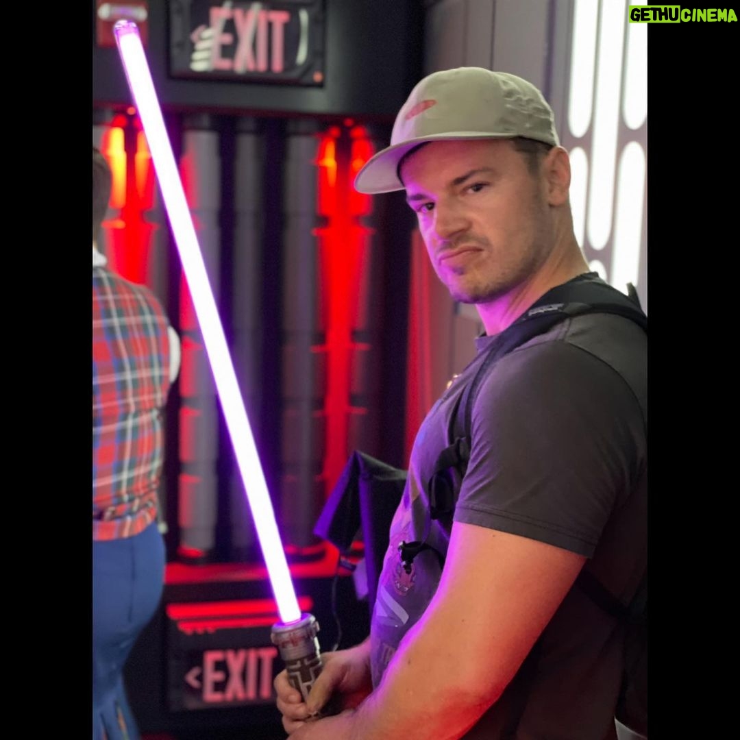 Zhang Meng'er Instagram - We Jedis/Sith! #disneyland #starwars